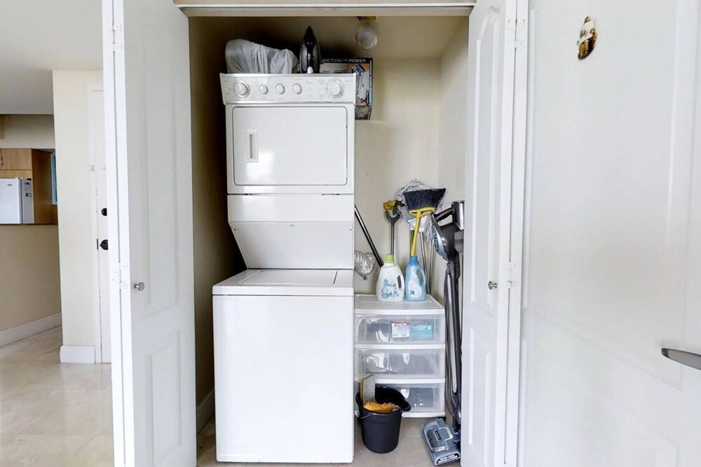 Beautiful Asian retreat 2bd/2bth Apt. min to beach