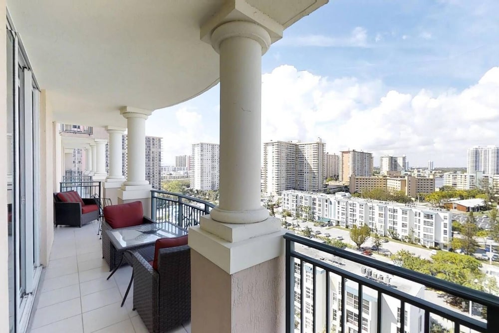 Beautiful Asian retreat 2bd/2bth Apt. min to beach