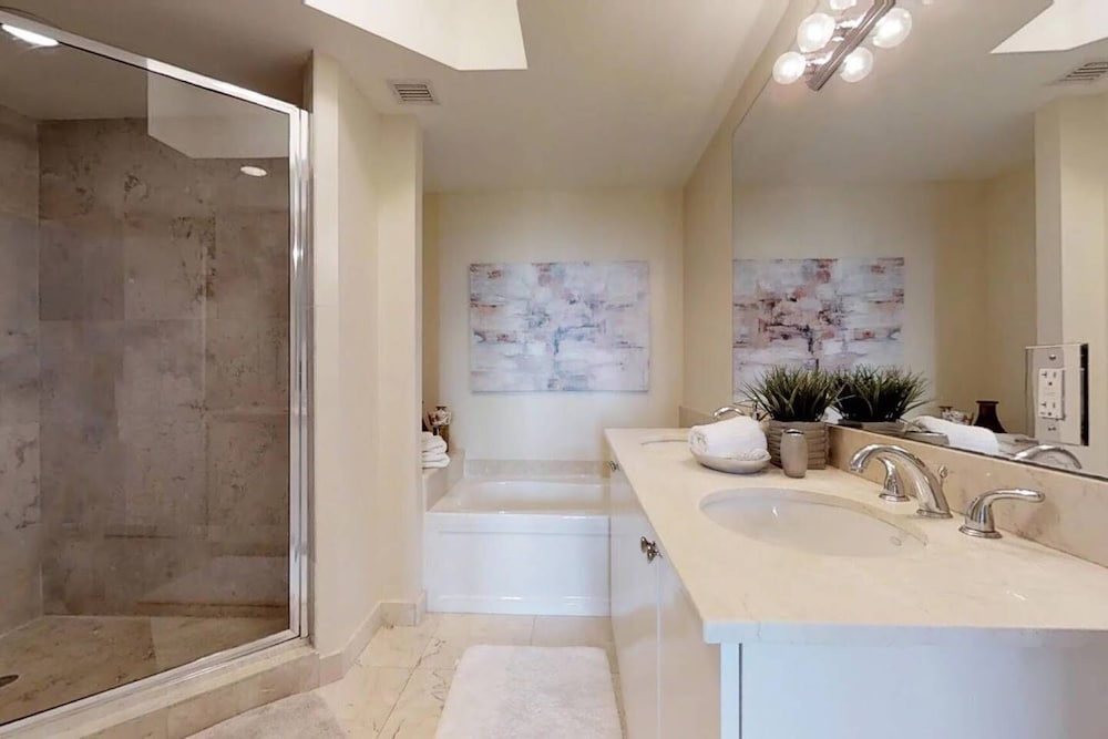 Beautiful Asian retreat 2bd/2bth Apt. min to beach