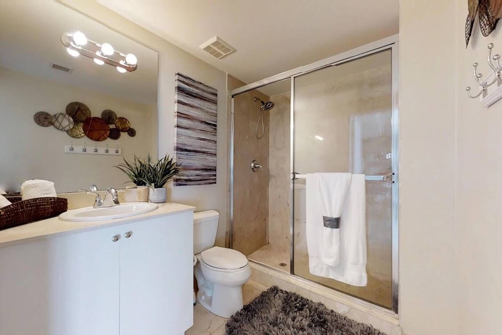 Beautiful Asian retreat 2bd/2bth Apt. min to beach