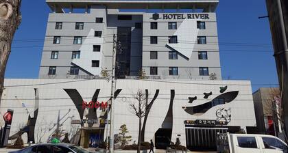 River Hotel