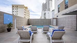 Una piscina al aire libre