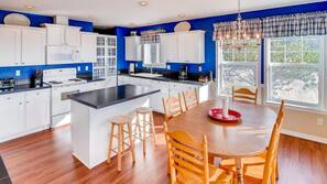 Full-sized fridge, microwave, oven, hob