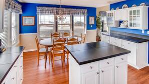 Full-sized fridge, microwave, oven, hob