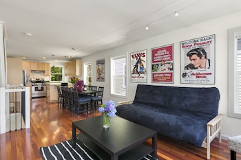 Seattle Vacation Home: The Library