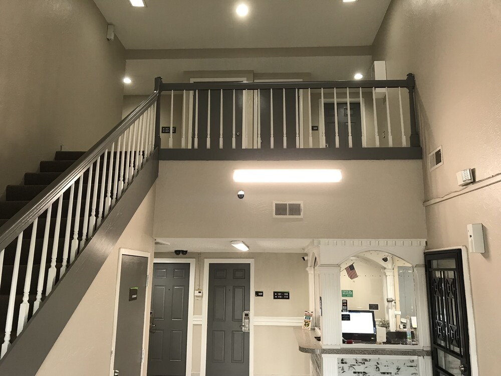 Hometown Inn & Suites