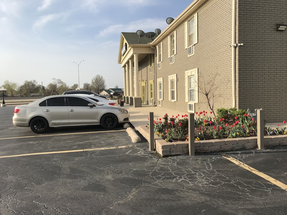 Hometown Inn & Suites