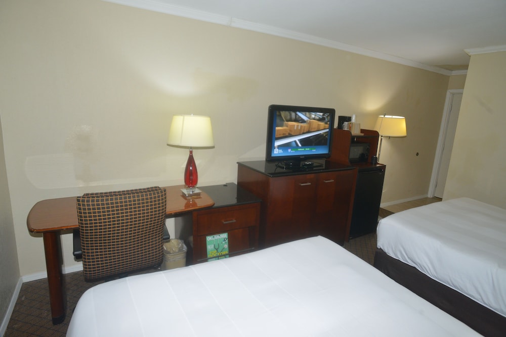 Hometown Inn & Suites