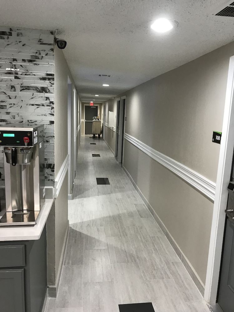 Hometown Inn & Suites