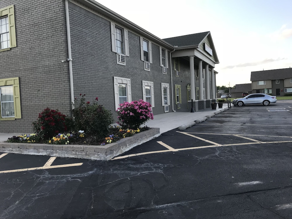 Hometown Inn & Suites