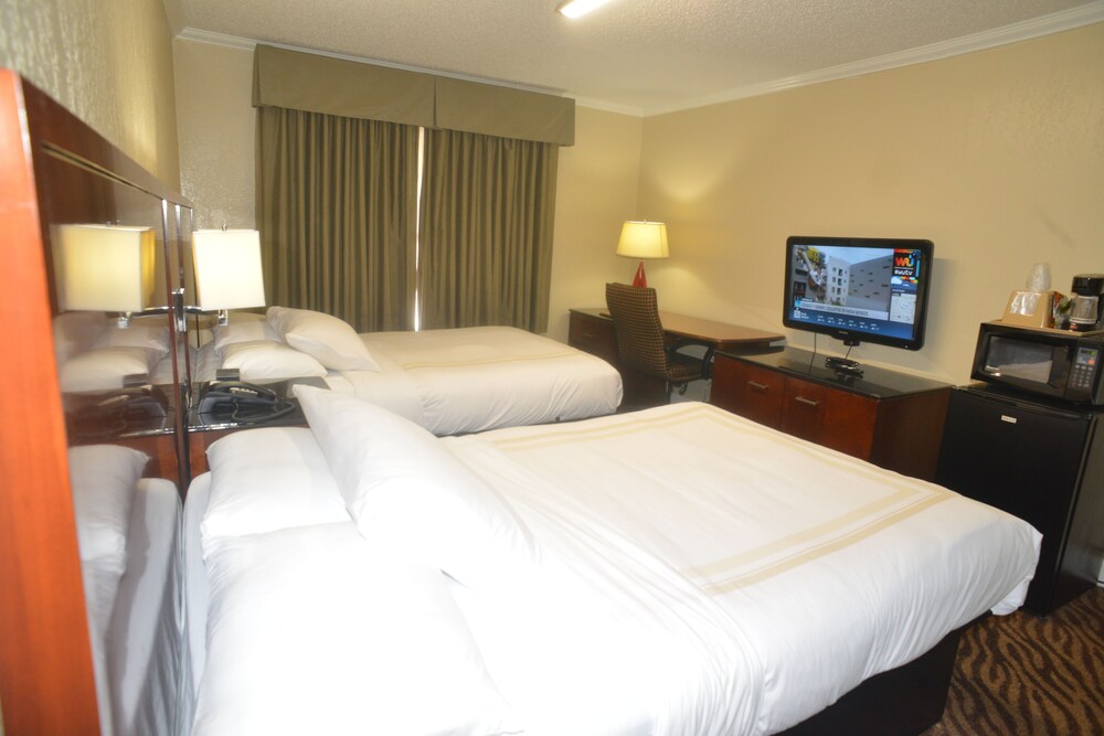 Hometown Inn & Suites