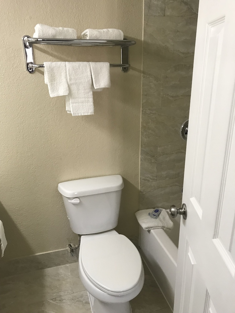 Hometown Inn & Suites