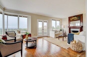 Seattle Vacation Home: The Tuscan Villa