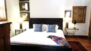 5 bedrooms, individually decorated, individually furnished, desk