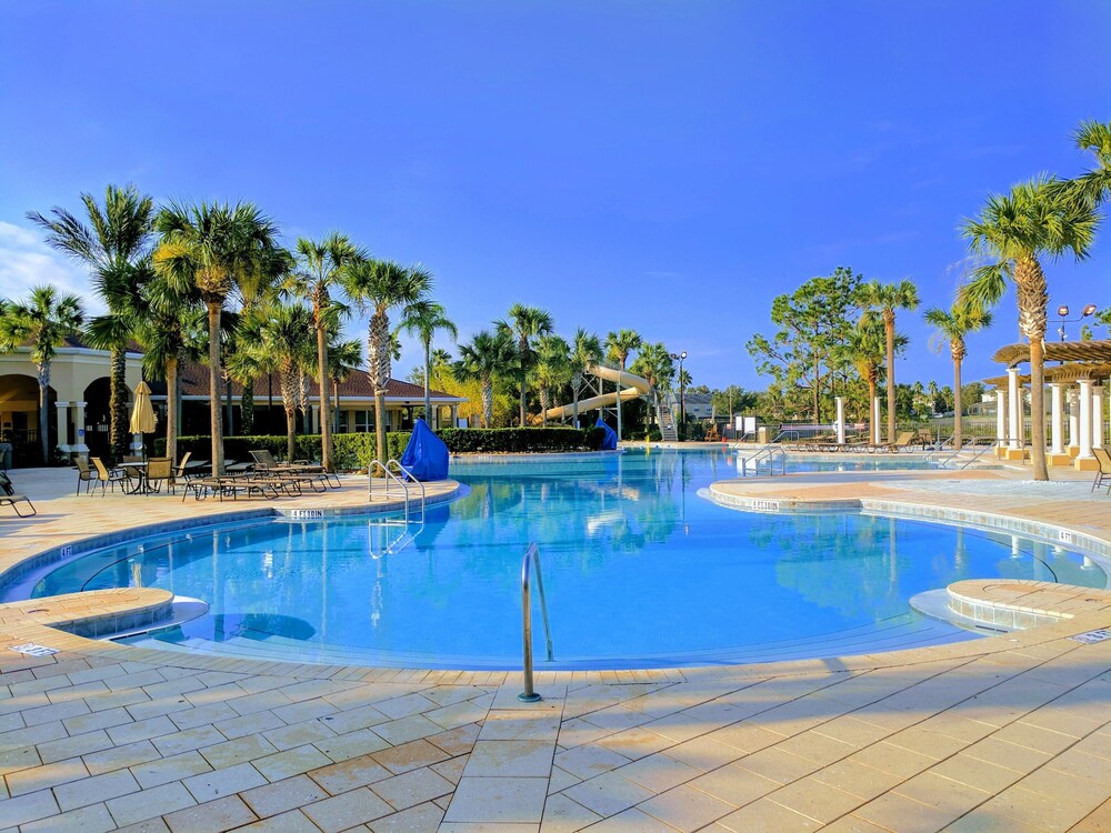 Mickey Mouse FarmhouseFully Upgraded Condo in Windsor Hills. 2 Miles