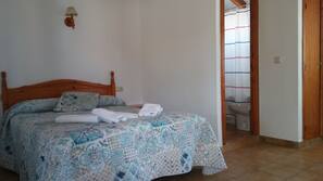 Tabla de planchar con plancha y ropa de cama