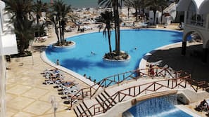 Piscine couverte, 2 piscines extérieures