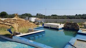Piscine extérieure (ouverte en saison), piscine naturelle