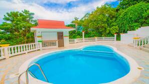 Piscina externa, guarda-sóis, espreguiçadeiras
