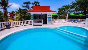 Piscina externa, guarda-sóis, espreguiçadeiras