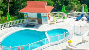 Piscina externa, guarda-sóis, espreguiçadeiras