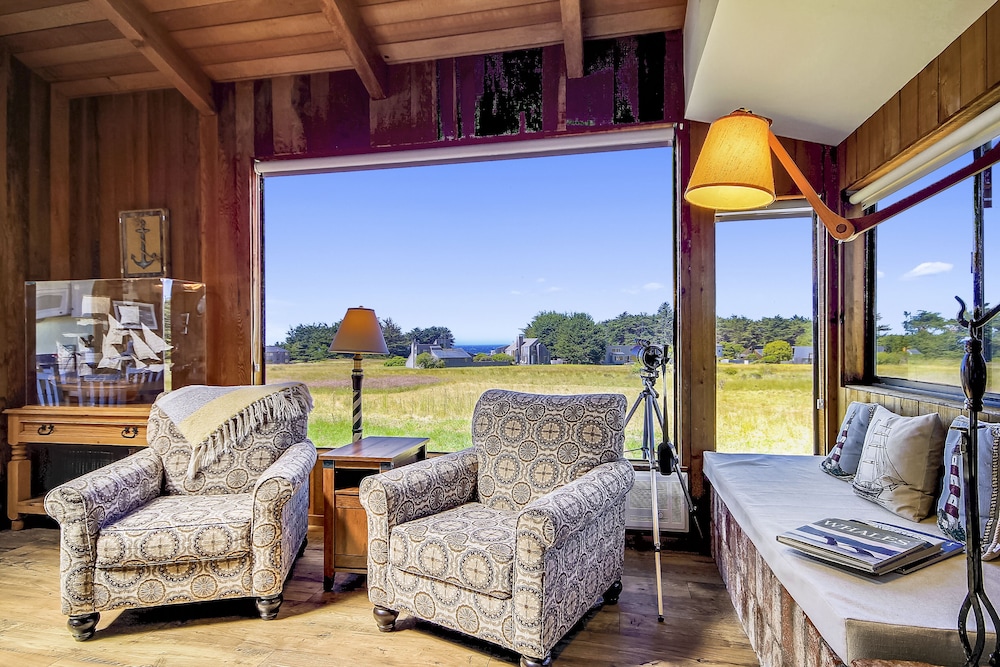 Sea Ranch Lighthouse on the Meadow10 minute walk to Shell Beach