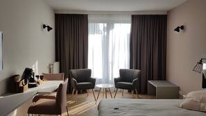 Cofres nos quartos, escrivaninha, berços (sobretaxa)