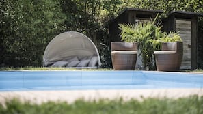 Außenpool (je nach Saison geöffnet), Liegestühle