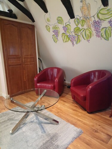 Original Apartment Charm And Calm Well Placed Close To All