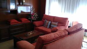 3 bedrooms, individually decorated, individually furnished, desk