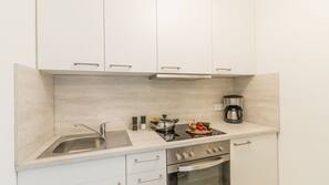 Kühlschrank, Mikrowelle, Ofen, Wasserkocher mit Kaffee-/Teezubehör