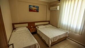 1 Schlafzimmer, hochwertige Bettwaren, Schreibtisch