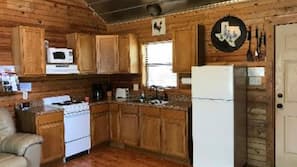 Full-size fridge, microwave, oven, stovetop