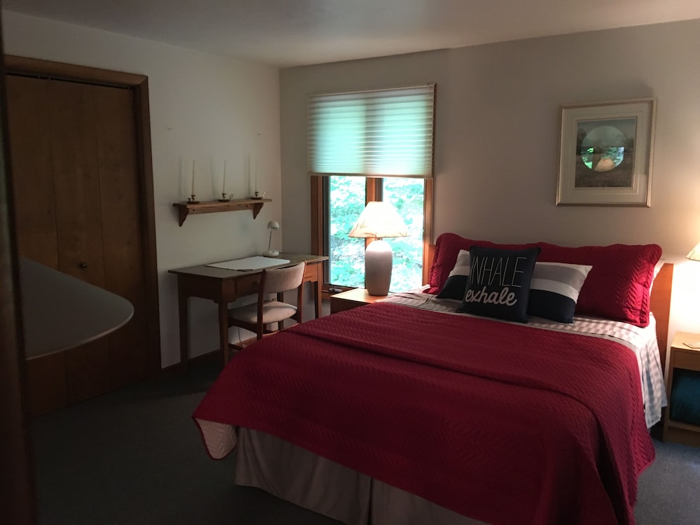 Beautiful 3 Bedroom Door County Heavily Wooded Pet