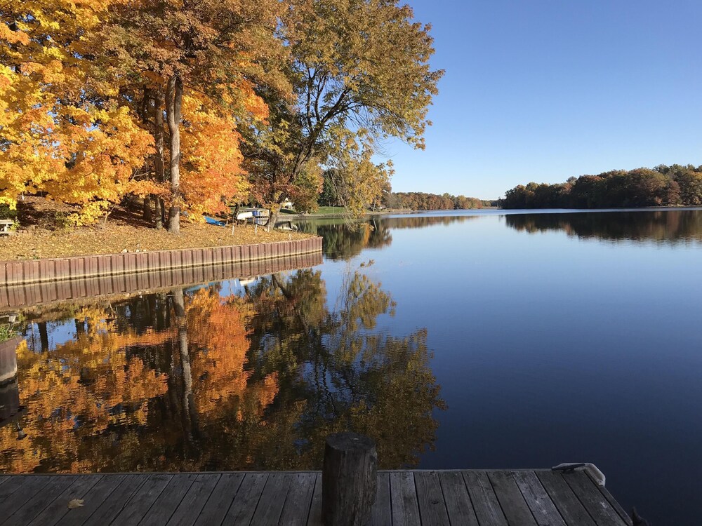 The Redbud CottageBeach & Quiet. Lake Sara Waterfront & Wood Fires