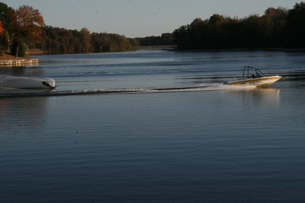 The Redbud CottageBeach & Quiet. Lake Sara Waterfront & Wood Fires