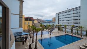 Una piscina cubierta, una piscina al aire libre de temporada