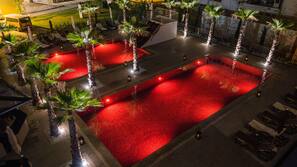 Una piscina cubierta, una piscina al aire libre de temporada