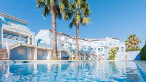 Una piscina al aire libre de temporada