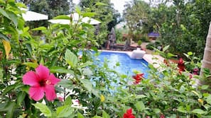 Hồ bơi ngoài trời