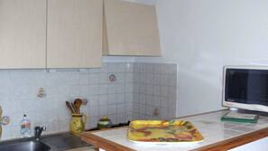 Micro-ondes, fourneau de cuisine, lave-vaisselle, cafetière/bouilloire