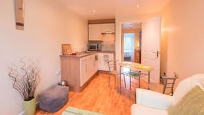 Full-sized fridge, microwave, oven, hob