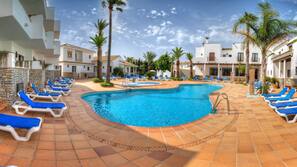 2 piscinas al aire libre