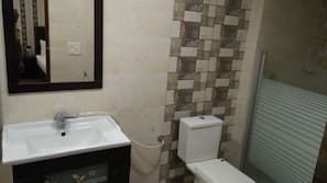 Shower, free toiletries
