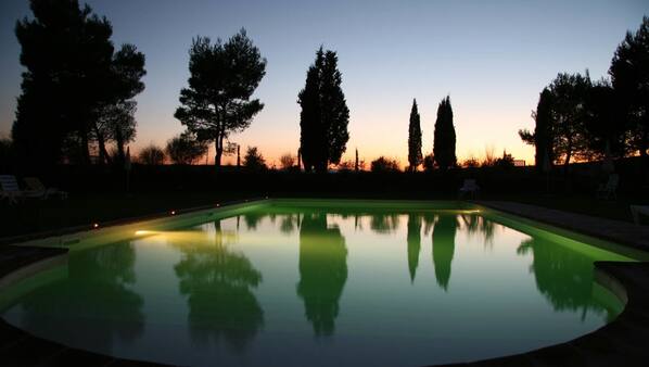 Piscina stagionale all'aperto, lettini
