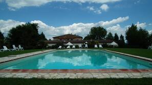 Piscina stagionale all'aperto, lettini