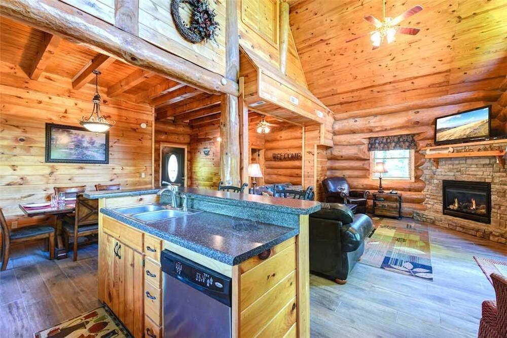American Heritage 4 Bedroom Home With Mountain View In Gatlinburg