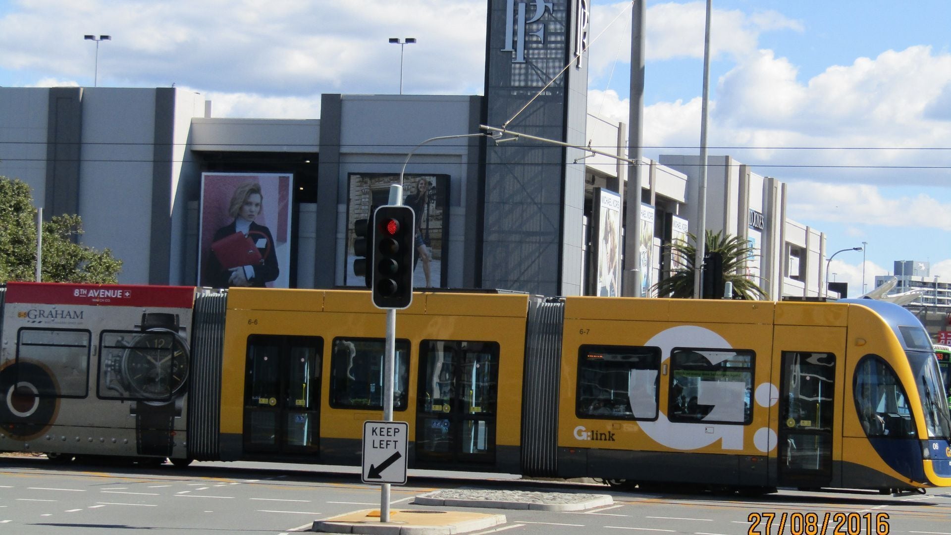 Ocean/city Views Fast Wifi Shoppers Paradise Clean King Bed Movies on Demand