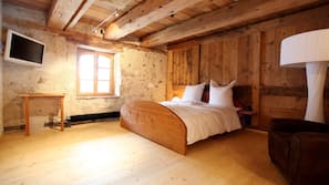 Premium bedding, individually decorated, individually furnished, desk