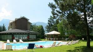 Piscine extérieure (ouverte en saison)